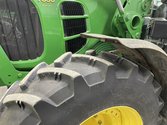 2009 John Deere 7330 Tractor