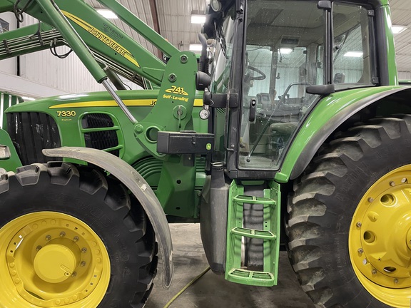 2009 John Deere 7330 Tractor