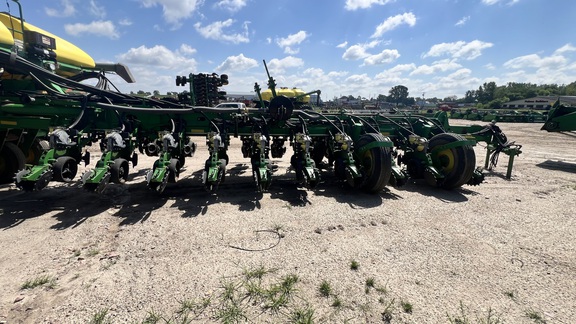 2004 John Deere 1770NT CCS Planter