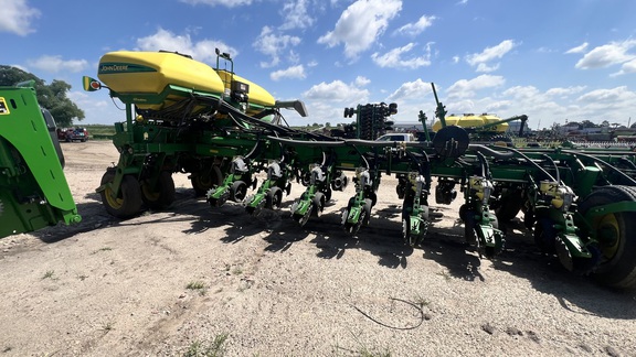 2004 John Deere 1770NT CCS Planter