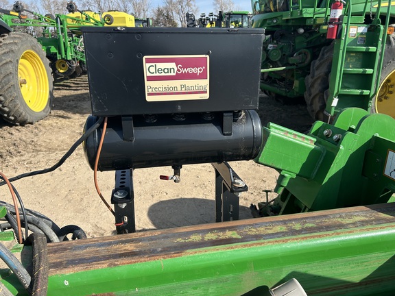 2011 John Deere 1770NT CCS Planter