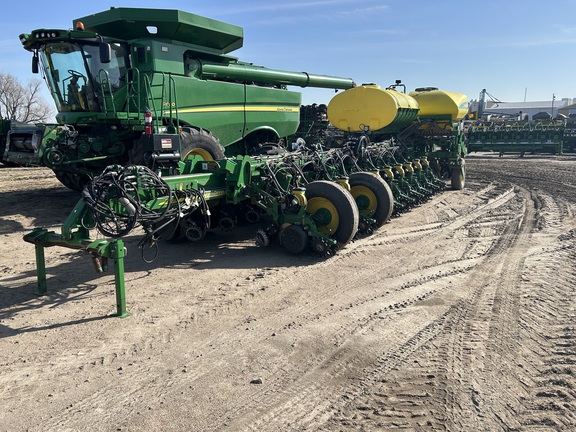 2011 John Deere 1770NT CCS Planter