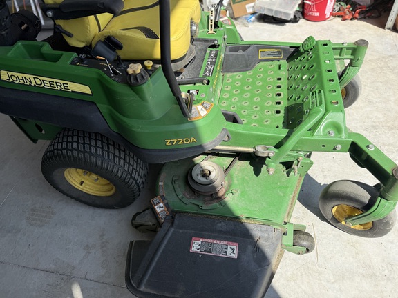 2011 John Deere Z720A Mower/Zero Turn