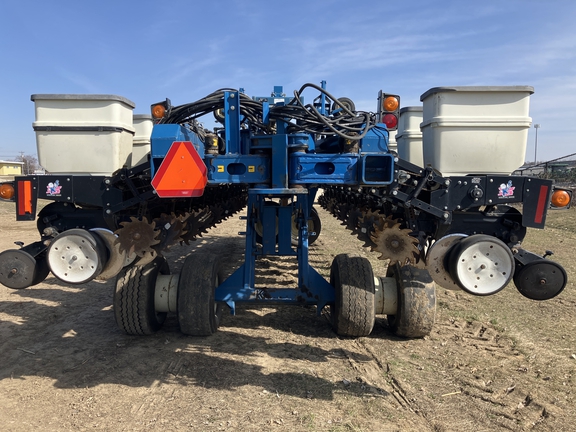 Kinze 3700 Planter