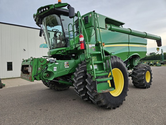 2015 John Deere S680 Combine