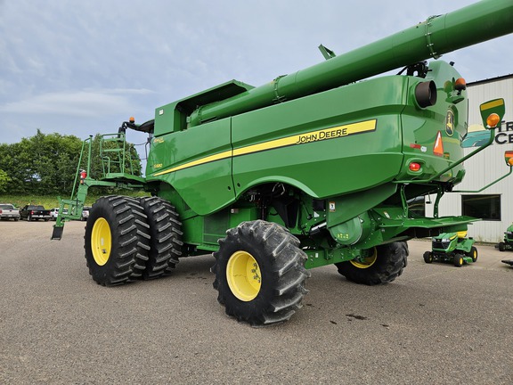 2015 John Deere S680 Combine