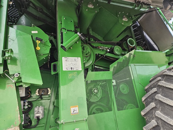 2015 John Deere S680 Combine