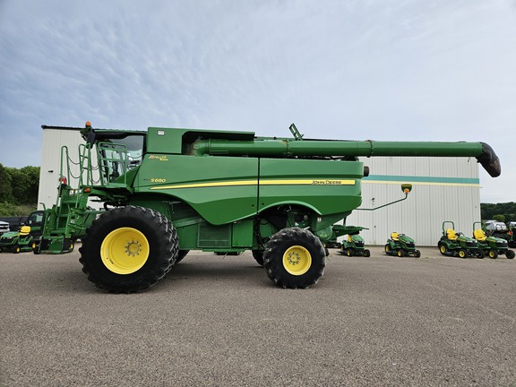 2015 John Deere S680 Combine