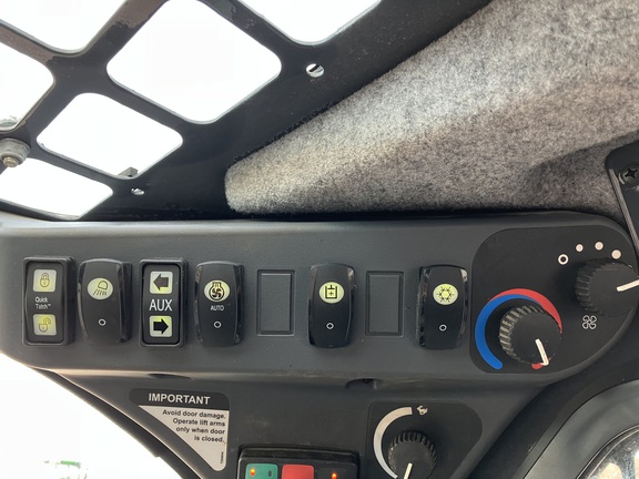 2022 John Deere 324G Skid Steer Loader