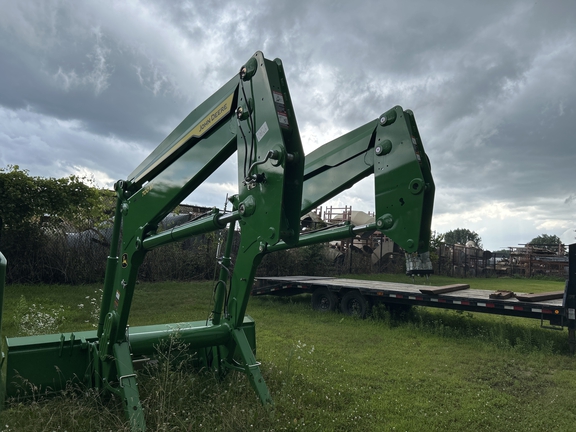 2022 John Deere 700M Loader
