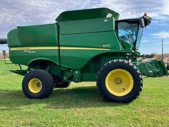 2013 John Deere S670 Combine