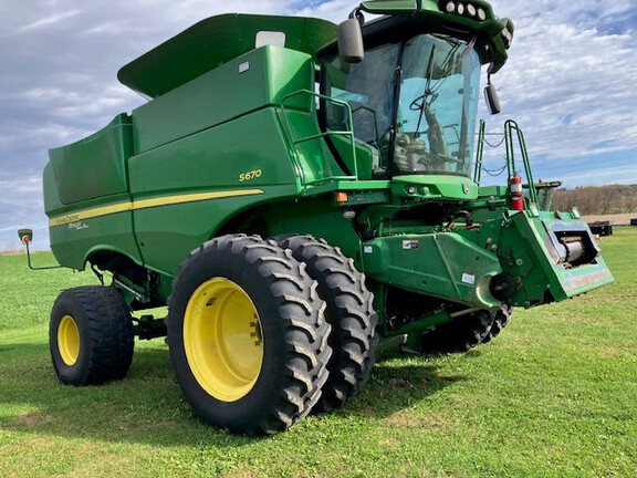 2013 John Deere S670 Combine