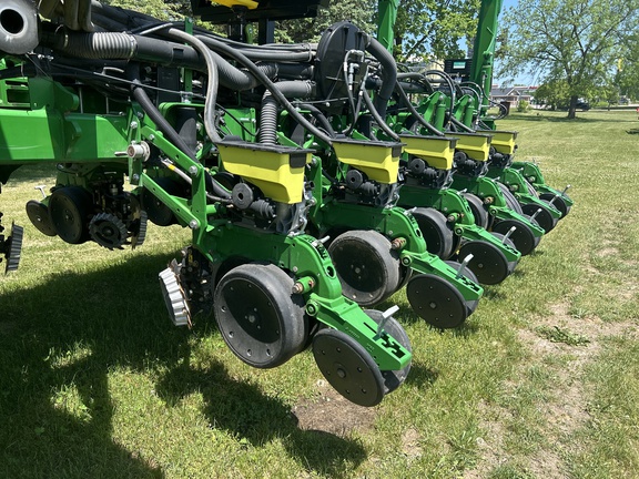 2017 John Deere 1775NT Planter