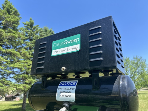 2017 John Deere 1775NT Planter