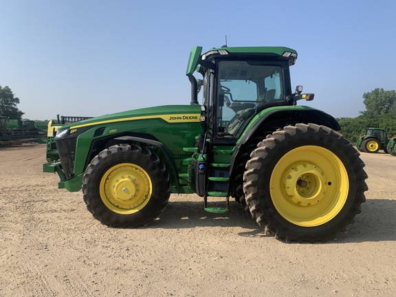 2022 John Deere 8R 250 Tractor