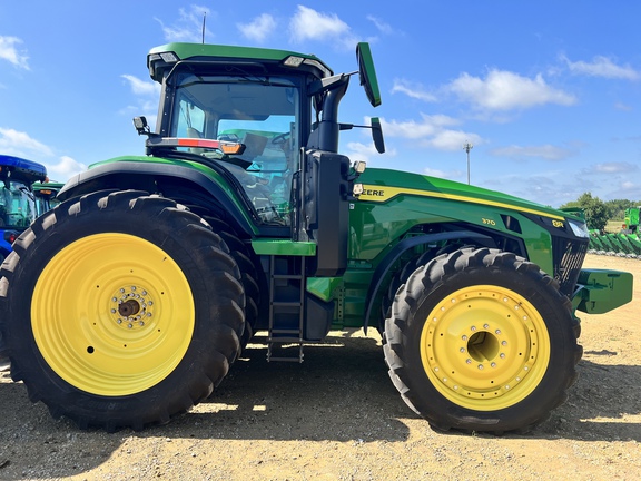 2022 John Deere 8R 370 Tractor