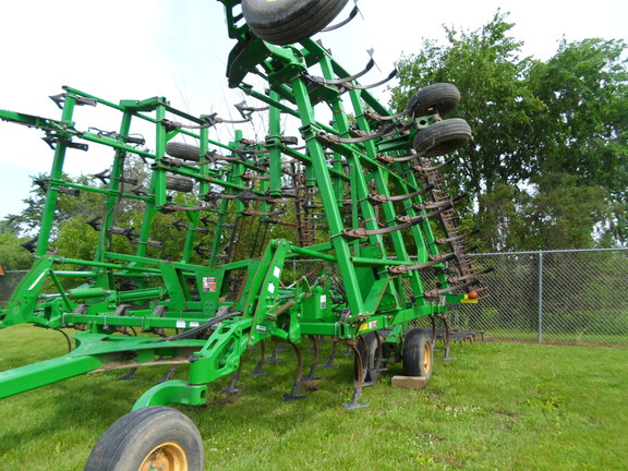 2013 John Deere 2210 Field Cultivator