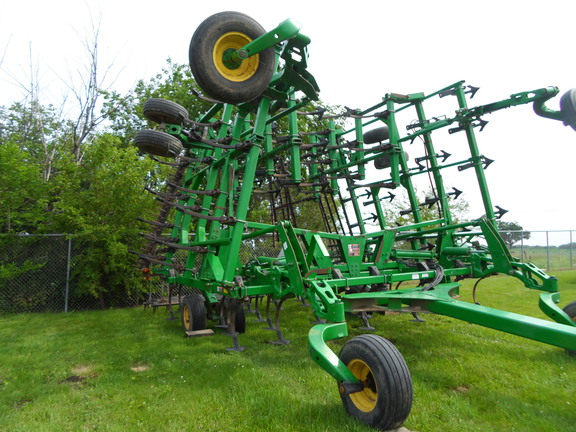 2013 John Deere 2210 Field Cultivator