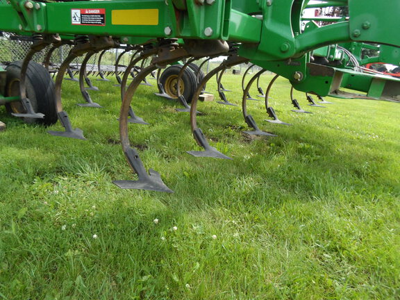 2013 John Deere 2210 Field Cultivator