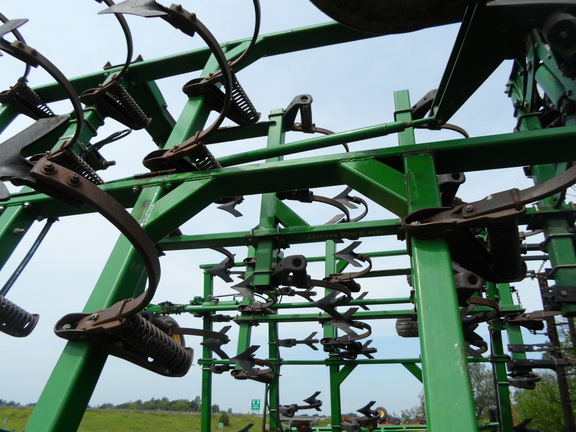 2013 John Deere 2210 Field Cultivator