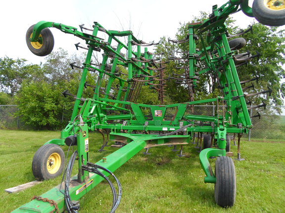 2013 John Deere 2210 Field Cultivator