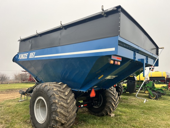 2021 Kinze 1051 Grain Cart