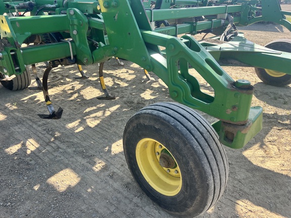 2012 John Deere 2210 Field Cultivator