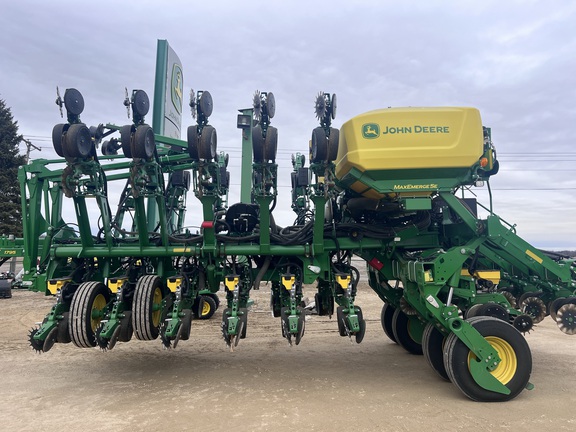 2022 John Deere 1795 Planter