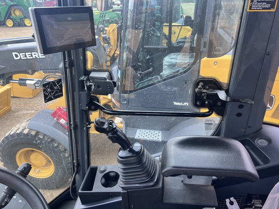 2020 John Deere 324L Compact Utility Loader