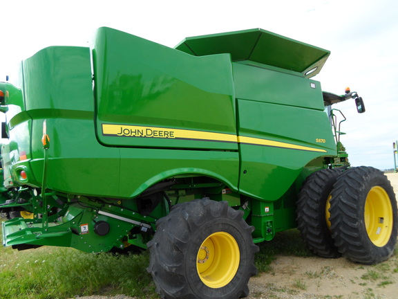 2015 John Deere S670 Combine