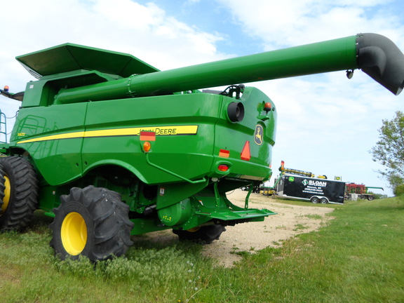 2015 John Deere S670 Combine