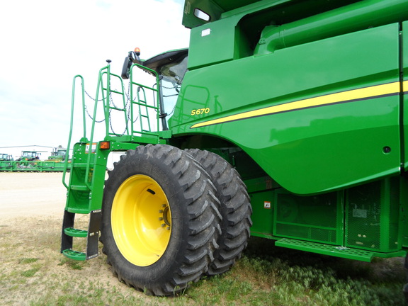 2015 John Deere S670 Combine