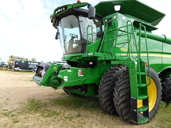 2015 John Deere S670 Combine