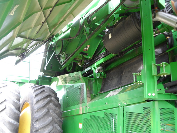 2015 John Deere S670 Combine