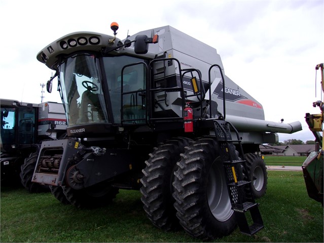 2011 Gleaner R76 Combine