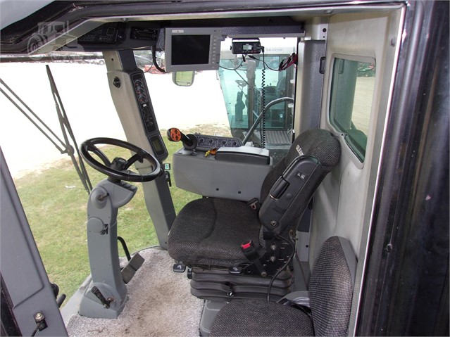 2011 Gleaner R76 Combine