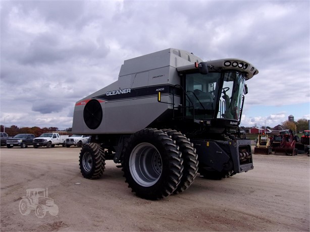 2011 Gleaner R76 Combine