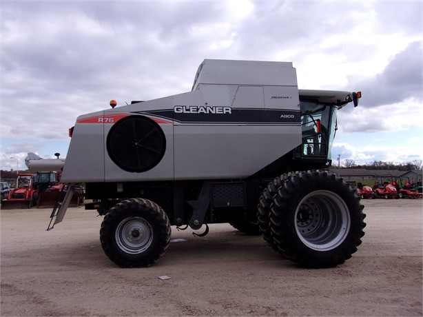 2011 Gleaner R76 Combine