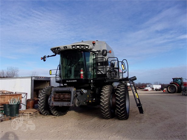 2011 Gleaner R76 Combine