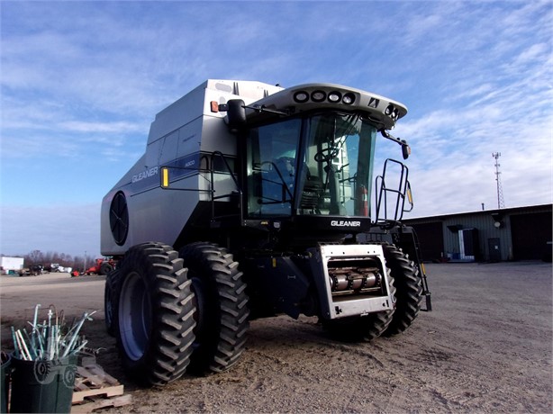 2011 Gleaner R76 Combine