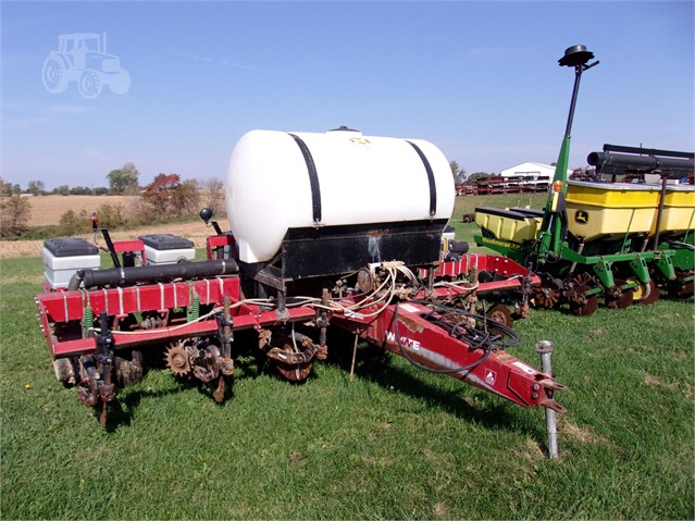 2005 White 6106 Planter