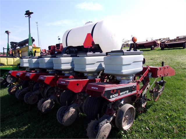 2005 White 6106 Planter