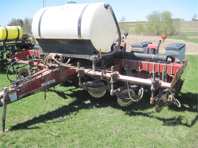 2005 White 6106 Planter