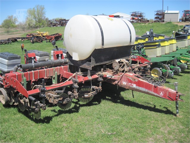 2005 White 6106 Planter