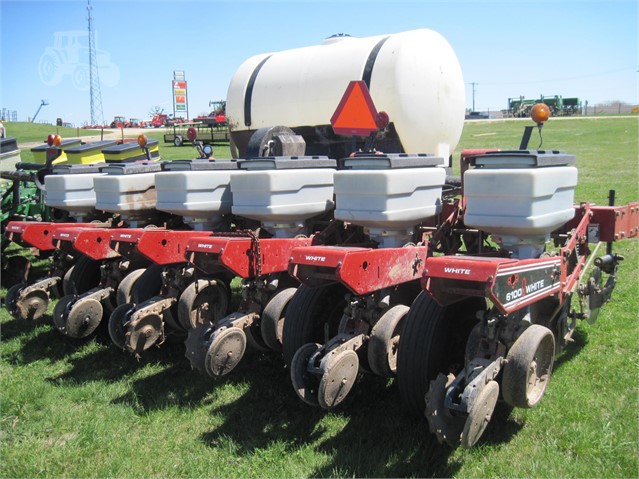 2005 White 6106 Planter