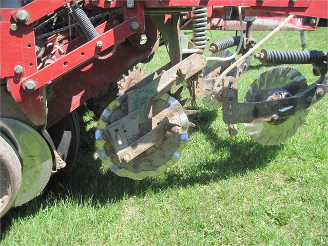 2005 White 6106 Planter