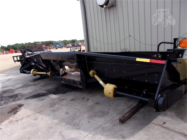 2004 Gleaner 3000 Header Corn Head