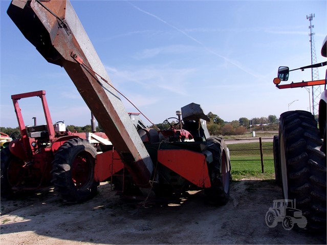 International 560 Tractor