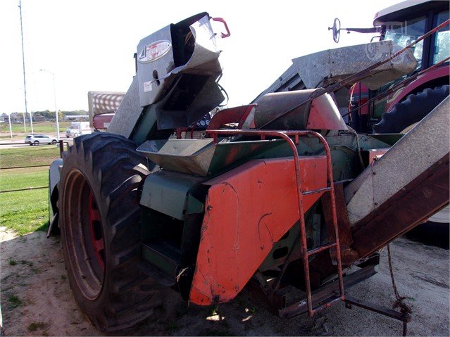 International 560 Tractor