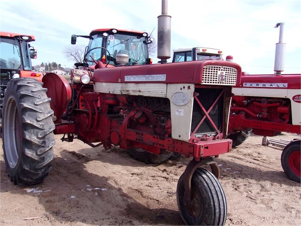 International 560 Tractor